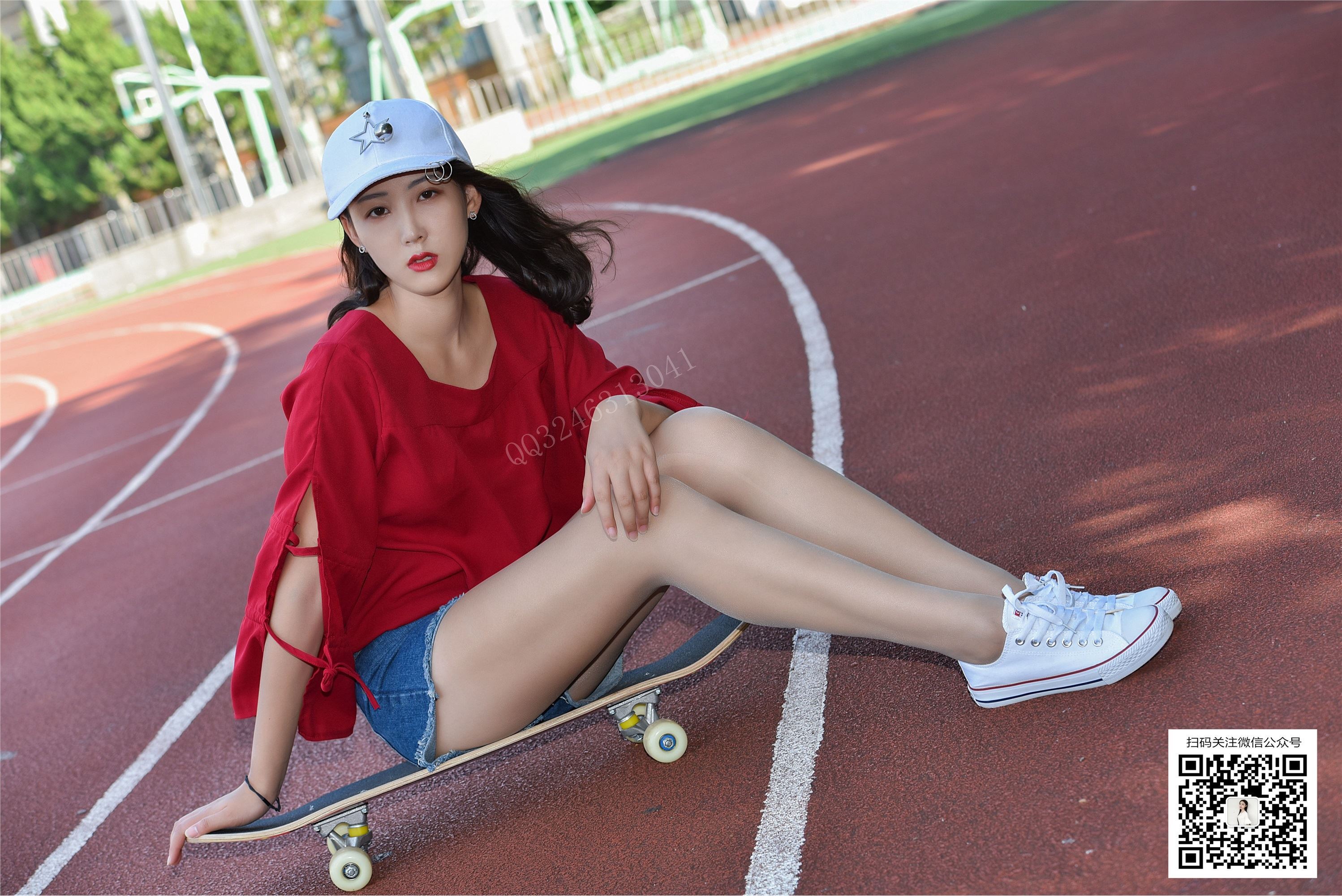 No.078 Yueyue - Skateboarding in silk stockings